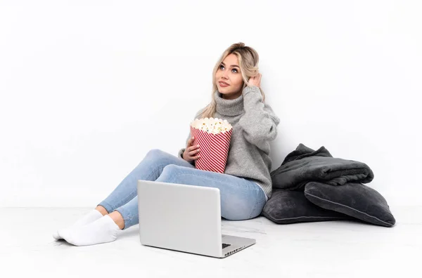 Teenager Blonde Mädchen Essen Popcorn Während Sie Einen Film Auf — Stockfoto