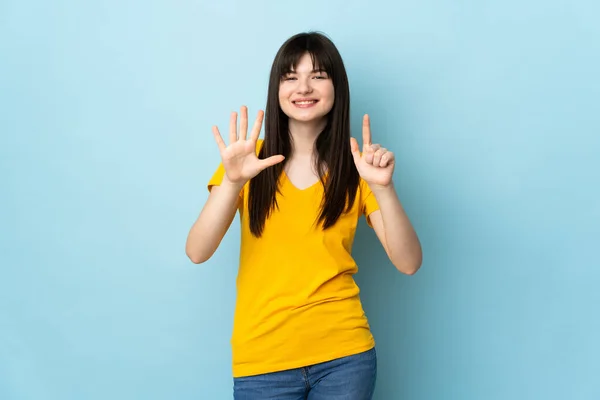Έφηβος Ουκρανικό Κορίτσι Απομονώνονται Μπλε Φόντο Καταμέτρηση Επτά Δάχτυλα — Φωτογραφία Αρχείου
