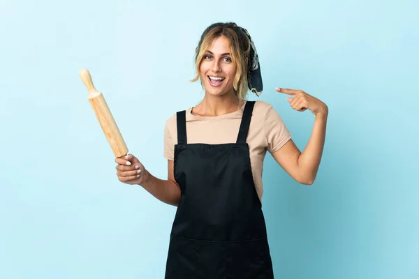 Jong Blond Uruguayaanse Koken Vrouw Geïsoleerd Blauwe Achtergrond Geven Een — Stockfoto