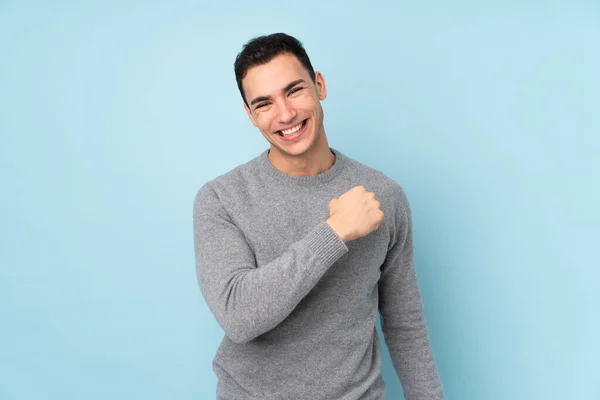 Young Caucasian Handsome Man Isolated Blue Background Celebrating Victory — Stock Photo, Image