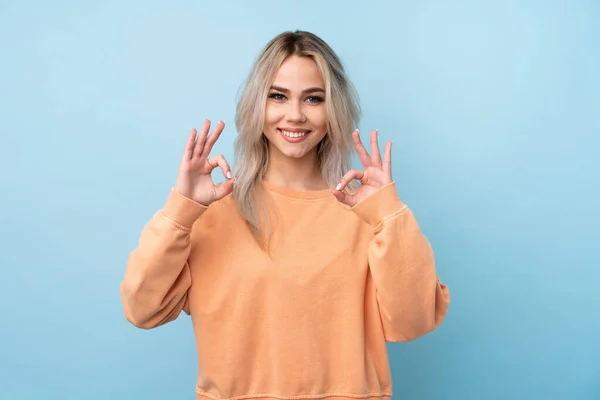 Menina Adolescente Sobre Fundo Azul Isolado Mostrando Sinal Com Dedos — Fotografia de Stock