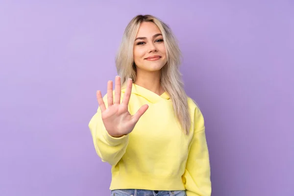 Menina Adolescente Vestindo Uma Camisola Amarela Sobre Fundo Roxo Isolado — Fotografia de Stock