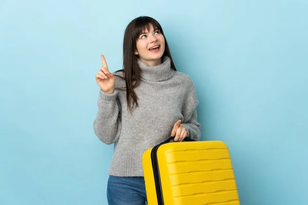 Joven Ucraniana Aislada Sobre Fondo Azul Vacaciones Con Maleta Viaje — Foto de Stock