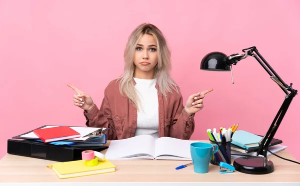 Joven Estudiante Trabajando Una Mesa Señalando Los Laterales Que Tienen — Foto de Stock