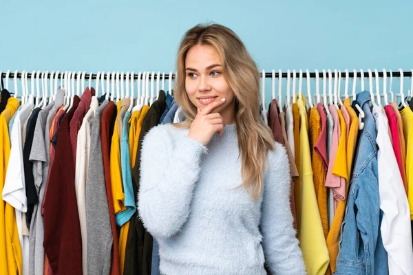 Adolescente Ragazza Russa Comprare Alcuni Vestiti Isolati Sfondo Blu Guardando — Foto Stock