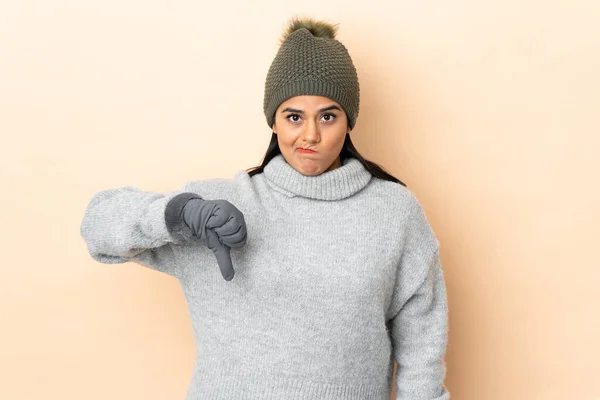 Young Colombian Girl Winter Hat Isolated Beige Background Showing Thumb — Stock Photo, Image