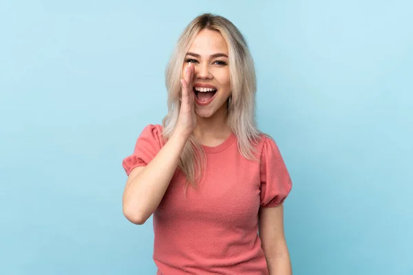 Adolescente Menina Sobre Isolado Fundo Azul Gritando Com Boca Bem — Fotografia de Stock