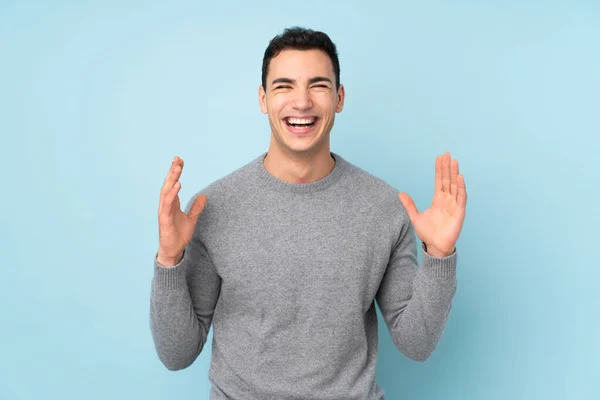 Jonge Kaukasische Knappe Man Geïsoleerd Blauwe Achtergrond Lachen — Stockfoto
