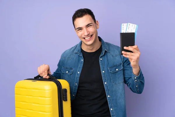 Jovem Caucasiano Bonito Homem Isolado Fundo Roxo Férias Com Mala — Fotografia de Stock