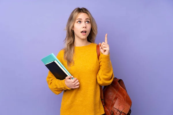 Adolescente Estudante Russo Menina Isolada Fundo Roxo Com Intenção Perceber — Fotografia de Stock