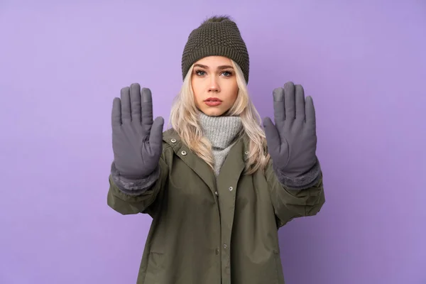 Adolescente Blonde Avec Chapeau Hiver Sur Fond Violet Isolé Faisant — Photo