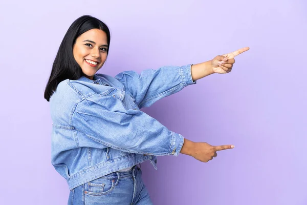 Junge Lateinamerikanische Frau Mit Isoliertem Hintergrund Zeigt Mit Dem Finger — Stockfoto