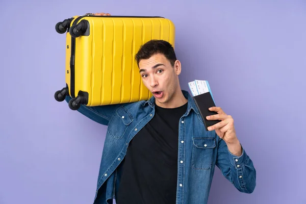 Jovem Caucasiano Bonito Homem Isolado Fundo Roxo Férias Com Mala — Fotografia de Stock