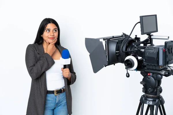 Reporter Donna Colombiana Possesso Microfono Segnalazione Notizie Sfondo Bianco Pensando — Foto Stock