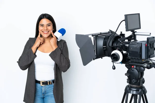 Repórter Colombiana Segurando Microfone Reportando Notícias Sobre Fundo Branco Sorrindo — Fotografia de Stock