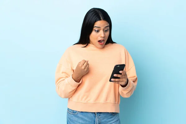 Mujer Latina Joven Aislada Sobre Fondo Azul Sorprendida Enviando Mensaje — Foto de Stock