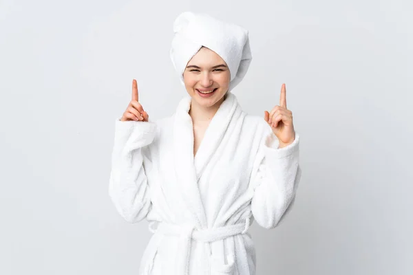 Teenager Mädchen Einem Bademantel Isoliert Auf Weißem Hintergrund Zeigt Auf — Stockfoto