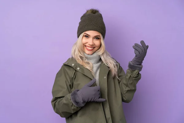 Adolescente Blonde Avec Chapeau Hiver Sur Fond Violet Isolé Faisant — Photo