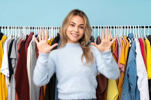 Adolescente Ragazza Russa Comprare Alcuni Vestiti Isolati Sfondo Blu Contando — Foto Stock