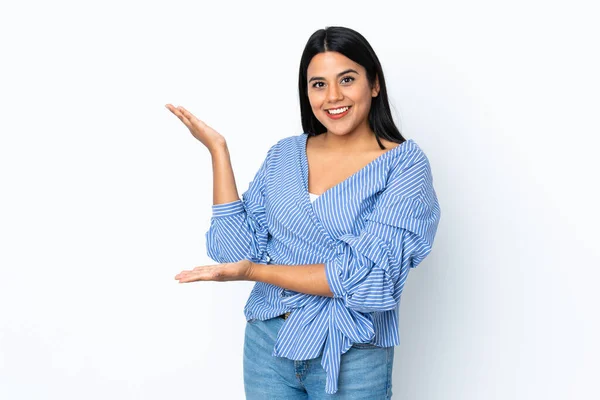 Mulher Latina Jovem Isolado Fundo Branco Estendendo Mãos Para Lado — Fotografia de Stock