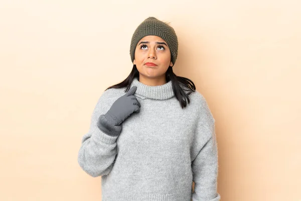 Joven Colombiana Con Sombrero Invierno Aislado Sobre Fondo Beige Pensando —  Fotos de Stock