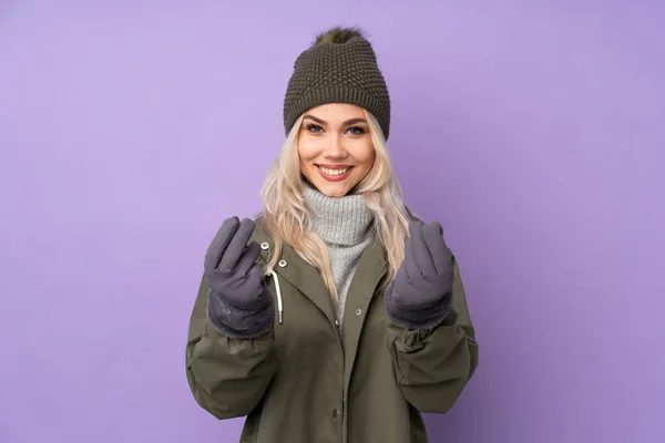 Ragazza Bionda Adolescente Con Cappello Invernale Sfondo Viola Isolato Facendo — Foto Stock