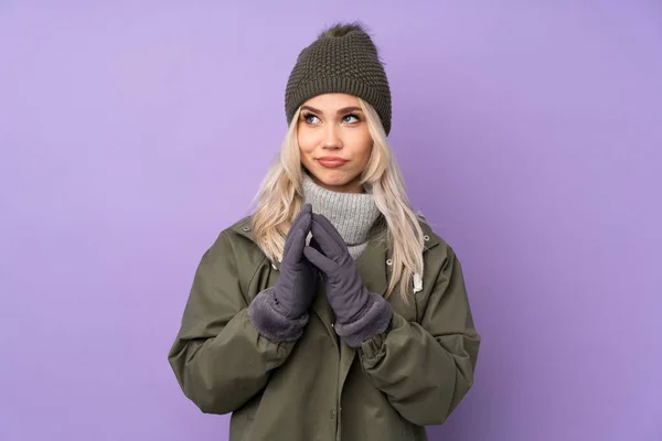 Menina Loira Adolescente Com Chapéu Inverno Sobre Fundo Roxo Isolado — Fotografia de Stock