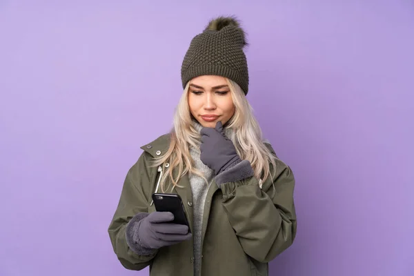 Menina Loira Adolescente Com Chapéu Inverno Sobre Fundo Roxo Isolado — Fotografia de Stock