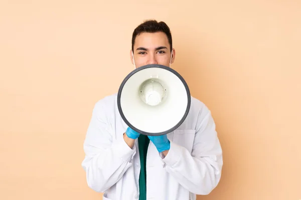 Giovane Dentista Uomo Possesso Strumenti Isolati Sfondo Beige Urlando Attraverso — Foto Stock