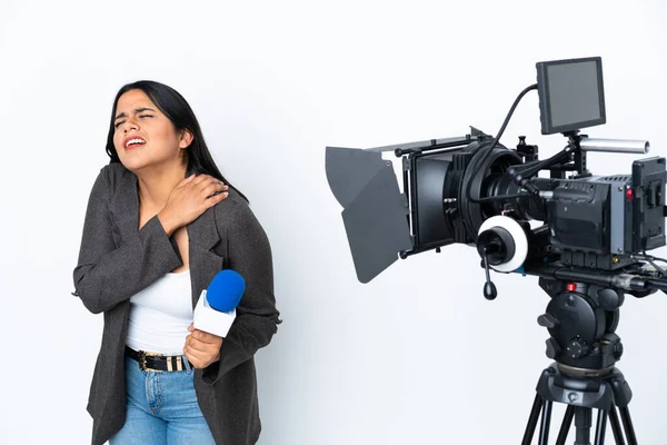 Mulher Colombiana Repórter Segurando Microfone Relatando Notícias Sobre Fundo Branco — Fotografia de Stock