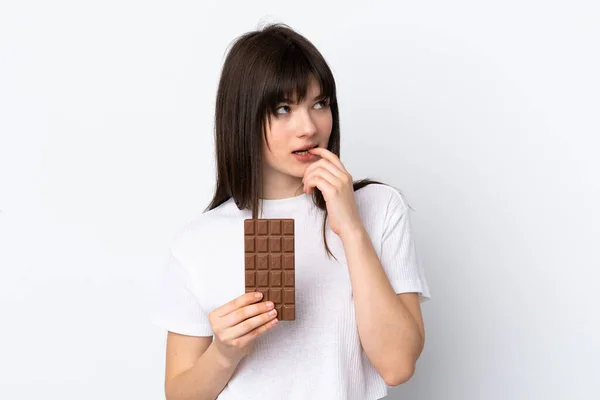 Mladá Ukrajinská Žena Izolované Bílém Pozadí Čokoládovou Tabletu Mají Pochybnosti — Stock fotografie