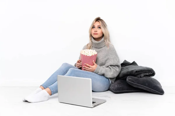 Adolescente Ragazza Bionda Mangiare Popcorn Mentre Guarda Film Sul Computer — Foto Stock