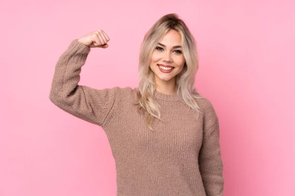 Adolescente Rubia Chica Usando Suéter Sobre Aislado Rosa Fondo Haciendo — Foto de Stock