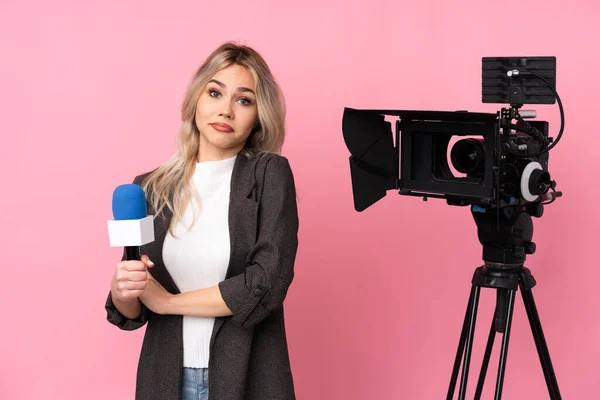 Femme Journaliste Tenant Microphone Rapportant Des Nouvelles Sur Fond Rose — Photo
