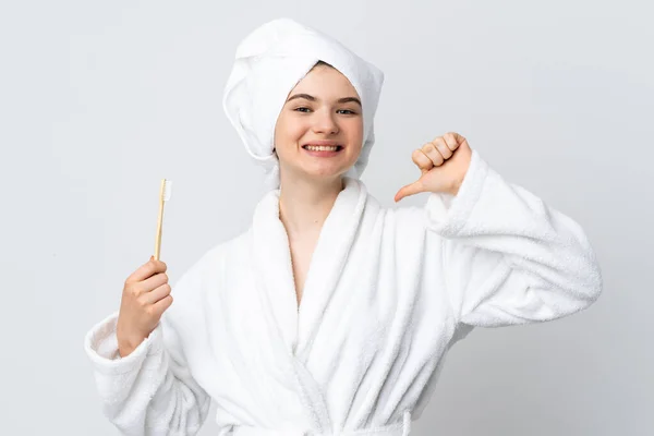 Junge Frau Bademantel Mit Zahnbürste Stolz Und Selbstzufrieden — Stockfoto