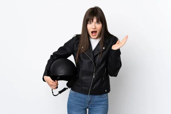 驚きの表情で白い背景に隔離されたオートバイのヘルメットを持っている女性 — ストック写真