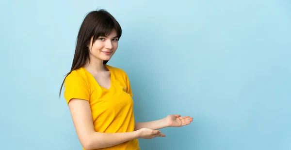 Adolescente Ucraniana Chica Aislada Sobre Fondo Azul Extendiendo Las Manos — Foto de Stock