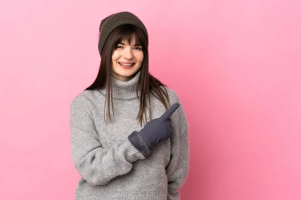 Tonåring Ukrainska Flicka Med Vinter Hatt Isolerad Vit Bakgrund Pekar — Stockfoto