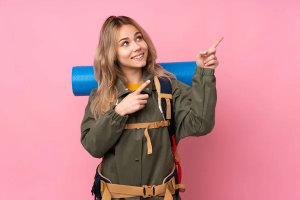 Adolescente Rusa Montañista Chica Con Una Gran Mochila Aislada Sobre —  Fotos de Stock