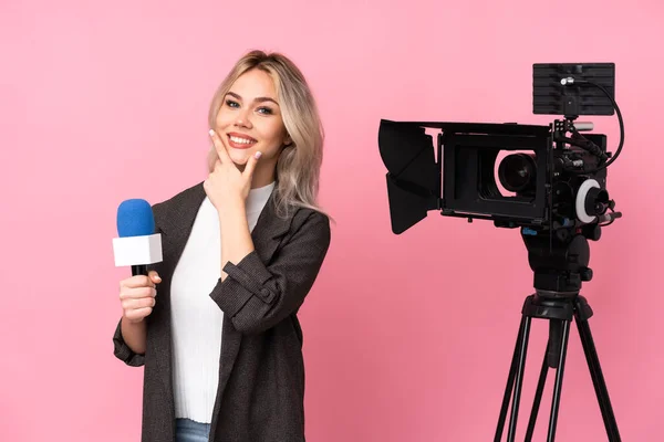 Femme Journaliste Tenant Microphone Rapportant Des Nouvelles Sur Fond Rose — Photo