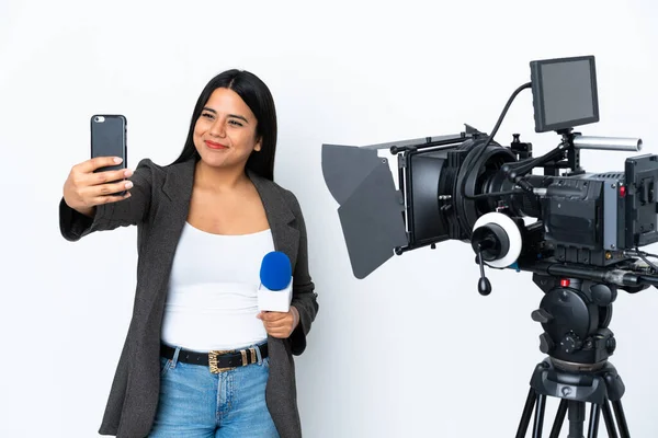 Repórter Colombiana Segurando Microfone Reportando Notícias Sobre Fundo Branco Fazendo — Fotografia de Stock