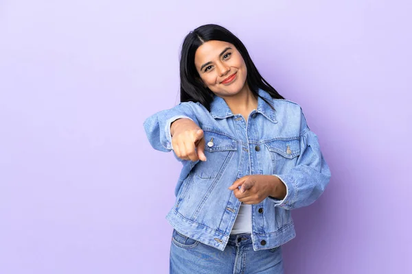 Junge Lateinische Frau Über Isoliertem Hintergrund Die Mit Glücklichem Gesichtsausdruck — Stockfoto