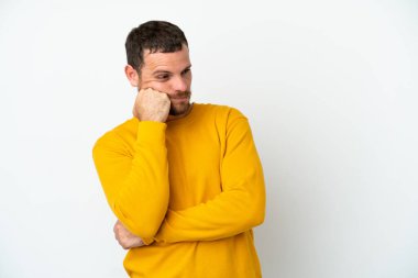 Genç Brezilyalı adam beyaz arka planda izole edilmiş, yorgun ve sıkılmış bir ifadeyle.