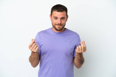 Genç Brezilyalı adam beyaz arka planda izole edilmiş para hareketi yapıyor ama mahvolmuş.