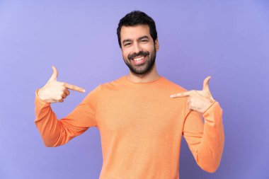 Kafkasyalı yakışıklı, soyutlanmış, mor bir geçmişi olan gururlu ve kendini beğenmiş bir adam.