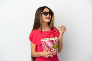 Üç boyutlu gözlüklü ve elinde koca bir kova patlamış mısırla izole edilmiş beyaz arka planı olan küçük bir kız.