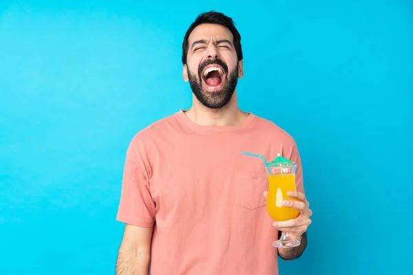 Young Man Holding Cocktail Isolated Blue Background Shouting Front Mouth — ストック写真