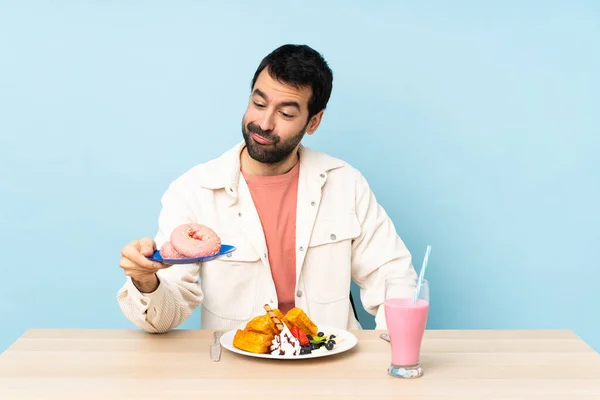Masada Kahvaltılık Waffle Milkshake Yiyen Bir Adam — Stok fotoğraf
