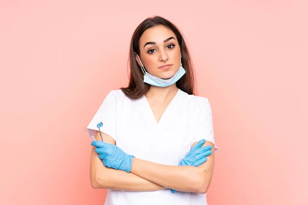 Γυναίκα Οδοντίατρος Κρατώντας Εργαλεία Που Απομονώνονται Ροζ Φόντο Κρατώντας Χέρια — Φωτογραφία Αρχείου