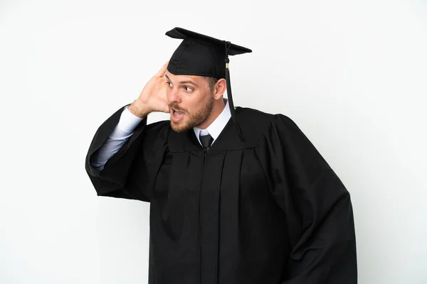 Jovem Universitária Brasileira Graduada Isolada Fundo Branco Ouvindo Algo Colocando — Fotografia de Stock